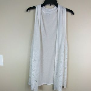 Med. JJill Long light vest w floral cutout